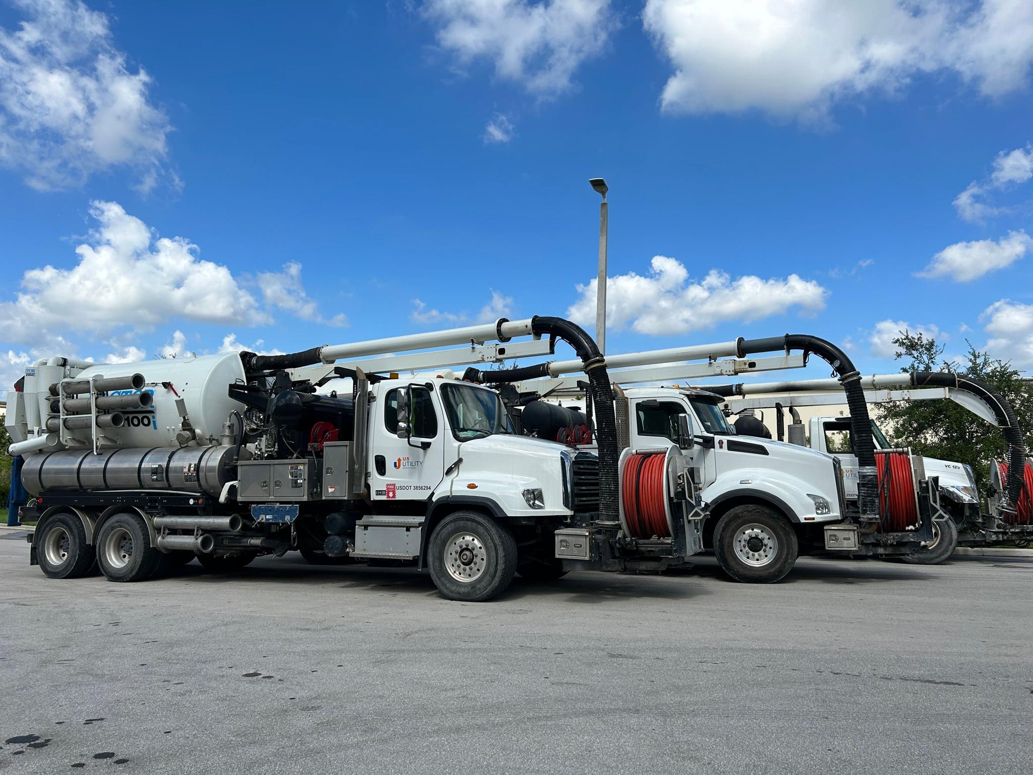 Emergency sewer service response team with vacuum truck in South Florida